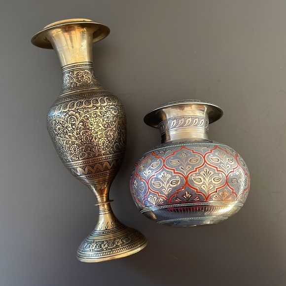 Pair of Vintage Indian Pedestal Bud Edged Brass Metal Vases - Picture 5 of 12